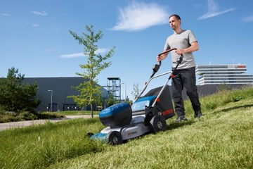 Аккумуляторная газонокосилка BOSCH GRA 18V2-46 06008C8000 46см 60л до 1000м2