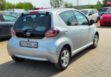 Toyota Aygo I Hatchback 3d 1.0 VVT-i 68KM 2011 Toyota Aygo 1,0 Ben Klima Benzyna 68KM, zdjęcie 2