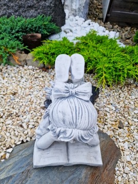 БЕТОННАЯ ФИГУРКА - ДЕВУШКА, ЛЕЖАЩАЯ С КНИГОЙ