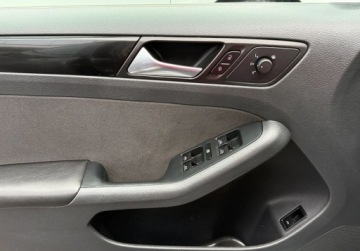 Volkswagen Jetta VI Sedan 1.2 TSI 105KM 2013 Volkswagen Jetta Salon Polska. Serwis ASO Czujniki 1.2 Benzyna 105KM, zdjęcie 14