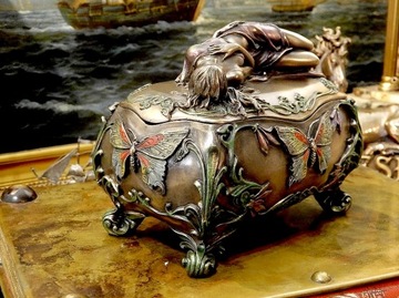 КОРОБКА С ДЕВУШКОЙ КЛАССИЧЕСКАЯ РАЗРЕЗНАЯ ГРАВИРОВКА v