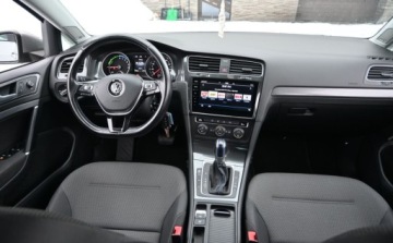 Volkswagen Golf VII e-Golf Facelifting Electro 136KM 2018 Volkswagen Golf 136 KM FULL LED Nawigacja Serwisowany Zarejestrowany 136KM, zdjęcie 20