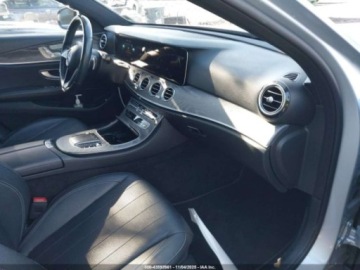 Mercedes Klasa E W213 2021 Mercedes-Benz Klasa E 350 4Matic 2021 2.0 Benzyna 255KM, zdjęcie 9