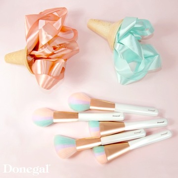 Donegal Кисть для макияжа, для нанесения рассыпчатой ​​и прессованной пудры.