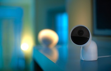 Проводная домашняя IP-камера Philips Hue Secure с настольной подставкой, белая