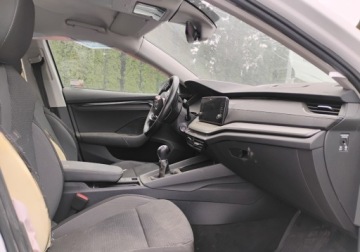 Skoda Octavia IV Liftback 1.5 TSI EVO 150KM 2023 Skoda Octavia 2023r, SALON POLSKA. 1.5 Benzyna. Uszkodzona. Poobijana. VAT, zdjęcie 5