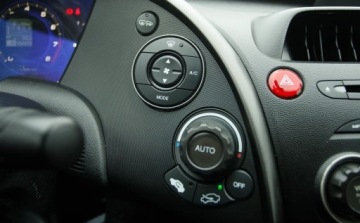 Honda Civic VIII Hatchback 3d 1.8 i-VTEC 140KM 2011 Honda Civic 1.8 i-VTEC 140KM benzyna niski przebieg PDC Climatronic welur, zdjęcie 20