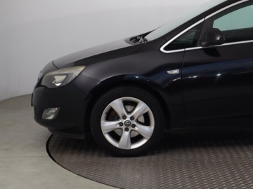 Opel Astra J Sports Tourer 1.7 CDTI ECOTEC 110KM 2011 Opel Astra 1.7 CDTI, Salon Polska, Navi, Klima, zdjęcie 14