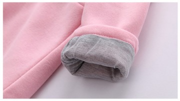 Очаровательное пальто с кроличьими ушками и помпонами.