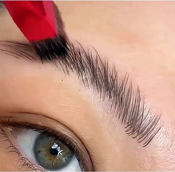 Квадратная, угловатая кисть для контуринга бровей № 1.