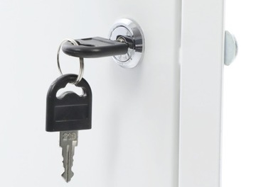 БЕЛАЯ МЕТАЛЛИЧЕСКАЯ ДВЕРЬ С ЗАМКОМ 40х40