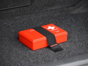 Базовая автомобильная аптечка с застежкой-липучкой на багажник