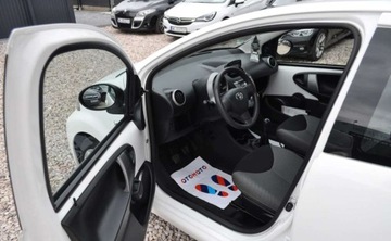 Toyota Aygo I Hatchback 5d Facelifting 1.0 VVT-i 68KM 2013 Toyota Aygo Klimatyzacja Nawigacja TOM TOM Elektryczne Szyby Benzyna 68KM, zdjęcie 11