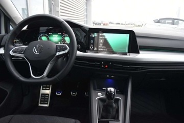 Volkswagen Golf VIII Variant 1.0 TSI 110KM 2023 Volkswagen Golf SalonPL 110KM Life Variant Pakiety Podgrzew.KierownicaFot, zdjęcie 9