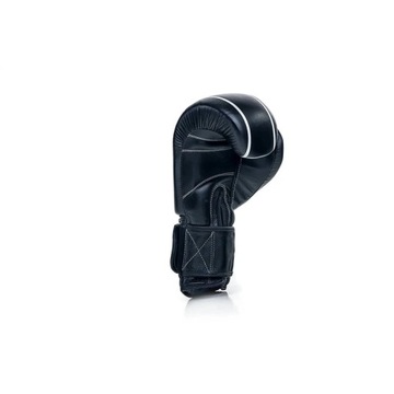 Черные кожаные боксерские перчатки для соревнований.