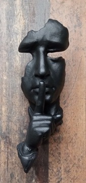 Rzeźba -Cisza.Wisząca .H-42cm. Kolor czarny