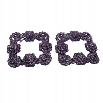 2 женских украшения для выпускного вечера спрятали клатч