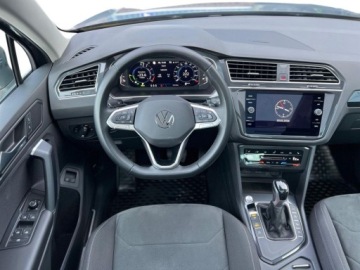 Volkswagen Tiguan II SUV Plug-in 1.4 TSI e-HYBRID 245KM 2022 Volkswagen Tiguan Tiguan 1.4 TSI Plug In DSG Highline LED Matrix Hak AsoFV, zdjęcie 25