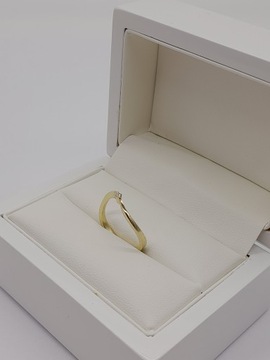 Złoty pierścionek z diamentem PR 585 W 2,01G