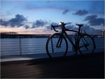 ТАКТИЧЕСКИЙ СВЕТОДИОДНЫЙ АККУМУЛЯТОРНЫЙ ФОНАРЬ Fenix ​​BC25R для велосипеда