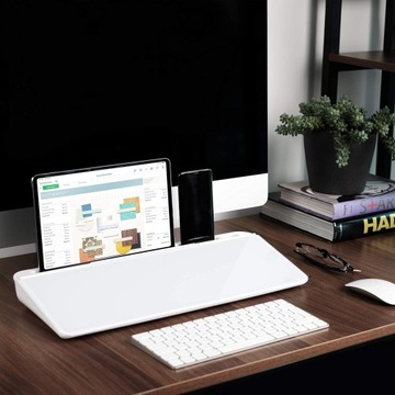 Элегантный настольный ящик с местом для телефона и стеклянной доской.