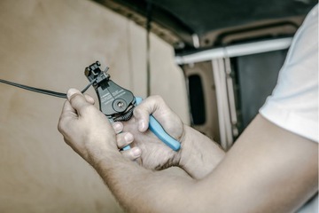 Автоматический съемник изоляции Hoegert