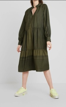 Смешанный комплект мужской, женской и детской одежды.