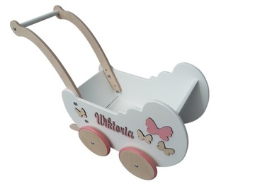 КОЛЯСКА ДЛЯ ДЕРЕВЯННОЙ КУКЛЫ С ПЕРСОНАЛИЗИРОВАННОЙ КОЛЯСКОЙ