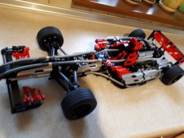 Автомобиль Формулы-1 LEGO Technic.