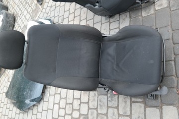 JE SEDADLO LEVÝ PŘEDNÍ