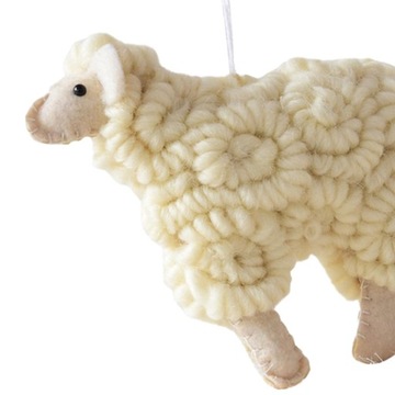 Рождественские украшения из войлока с овцами. Поделки. Красивый очаровательный кулон в виде рождественской елки.