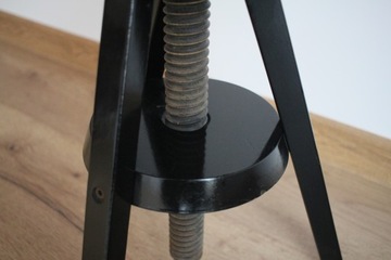 Табурет для фортепиано с регулируемой высотой.