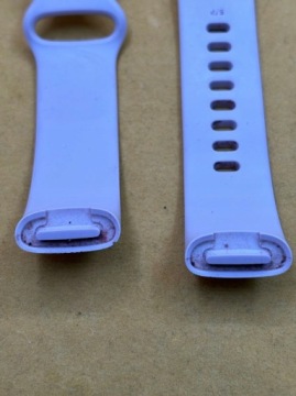 Бежевый браслет Fitbit Charge 5 поврежден. ОПИСАНИЕ