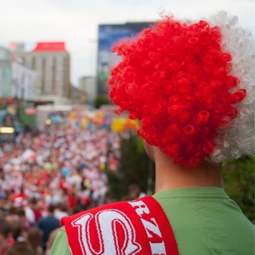 ZESTAW KIBICA POLSKI EURO 2024 OKULARY + PERUKA ZESTAW PATRIOTYCZNY POLSKA