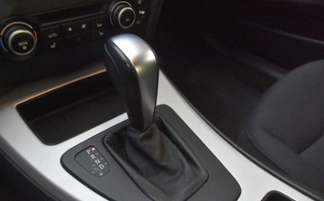 BMW Seria 3 E90-91-92-93 Limuzyna E90 318i 143KM 2009 BMW Seria 3 BMW Seria 3 318i Edition Sport 2.0 Benzyna 143KM, zdjęcie 8