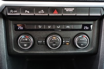 Volkswagen Amarok I Pick Up Double Cab Facelifting 3.0 TDI 258KM 2019 Volkswagen Amarok Bezwypadek salonPL HAK 4Mot. 3.0 V6 Kamera Tempoma, zdjęcie 20