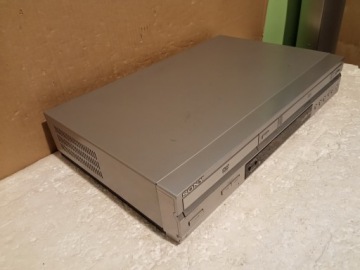 SONY SLV-D920 (катит ленту внутрь, также читает записанные диски и MP3)