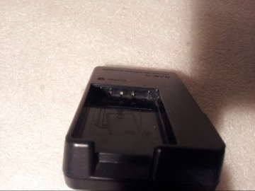 Оригинальное зарядное устройство CASIO BC-11L заряжает аккумулятор NP-20 - 4,2В 600мА.