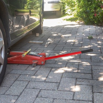 Podnośnik z osprzętem i narzędziami do ciężkiego sprzętu