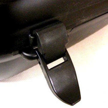 Съемный черный багажник с ключом.