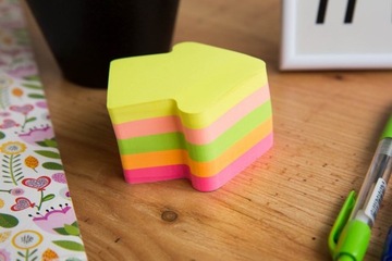 САМОКЛЕЙКИ 70х70ММ 400К НЕОНОВАЯ СТРЕЛКА