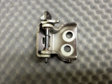 ДВЕРНАЯ ПЕТЛЯ ПЕРЕДНЯЯ ЛЕВАЯ НИЖНЯЯ PEUGEOT 308