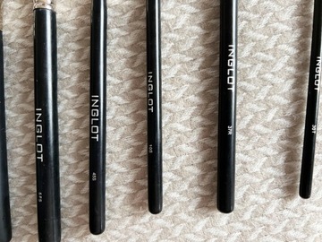 Набор профессиональных кистей Inglot в недорогом футляре.