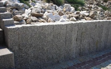 Колотый гранитный частокол, край 40см
