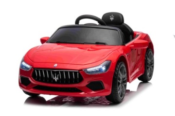 Красный автомобиль Maserati Ghibli