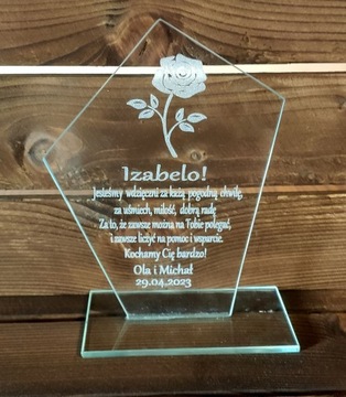 Statuetka szklana z grawerem na prezent projekt