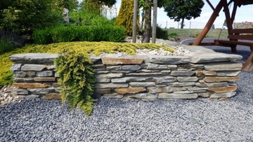 Каскад из натурального камня серого гнейса на скале