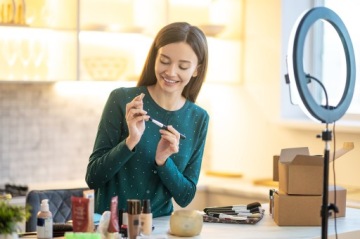 Кольцевая светодиодная лампа RGB Beauty на штативе