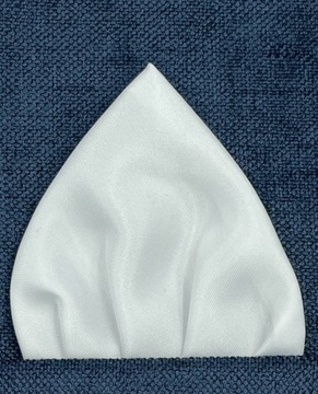 Biela trojuholníková obliečka na sako