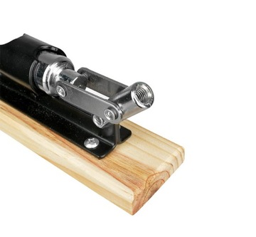 ЩЕЛКУНЧИК НА ЧЕРНОЙ СТАЛЬНОЙ ПОДСТАВКЕ